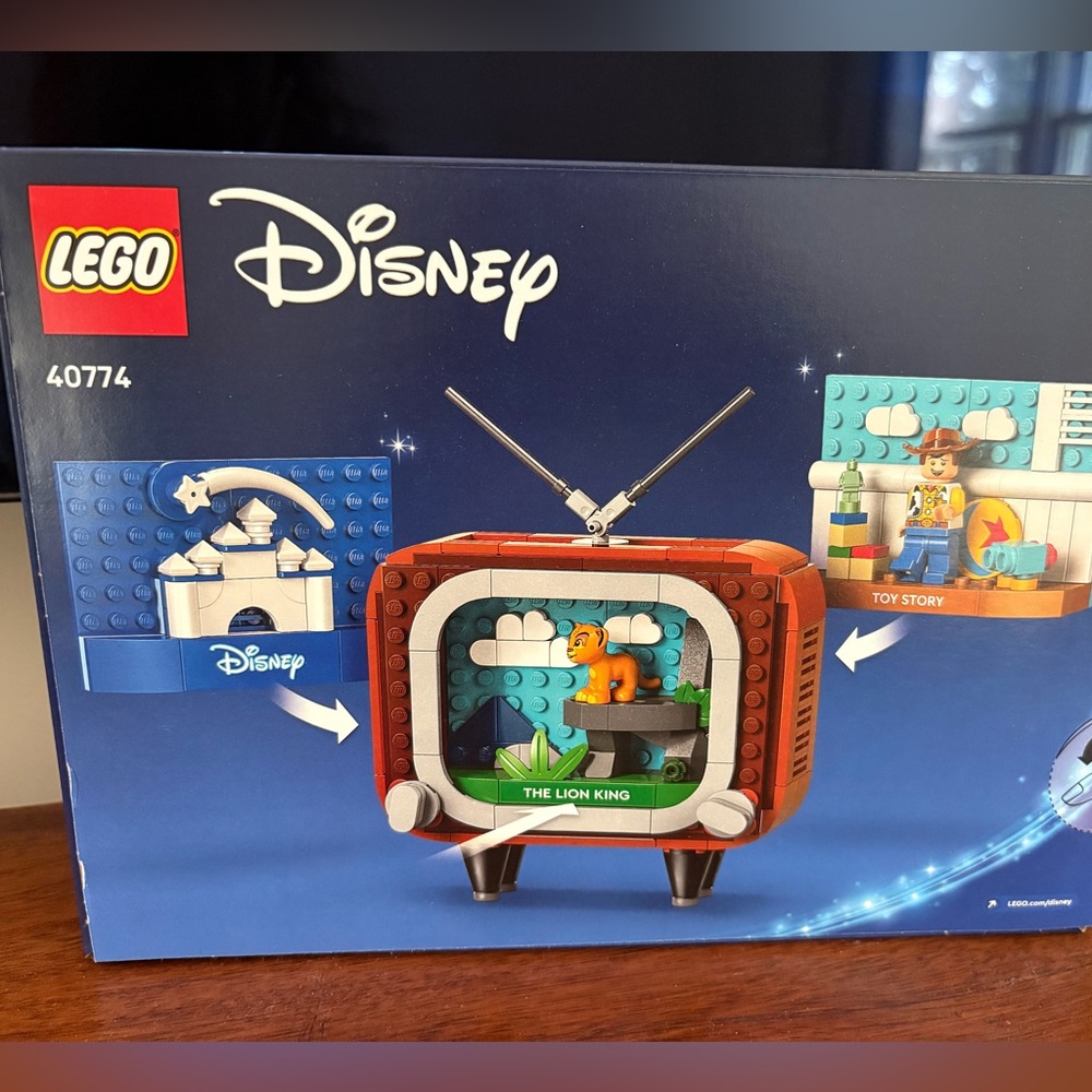 LEGO Disney Retro TV Set with Moving Scenes - Picture 3 of 4